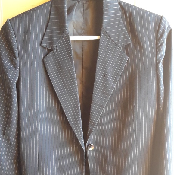 Gorgeous pinstripe blazer/suit jacket - Picture 2 of 7